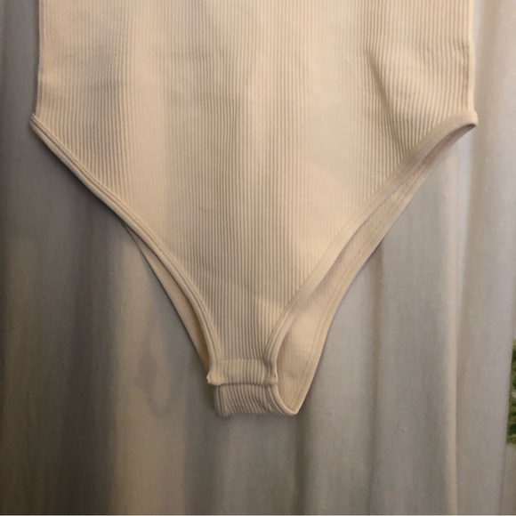 NEW IN ✨ White bodysuit with snap closure - Picture 4 of 8